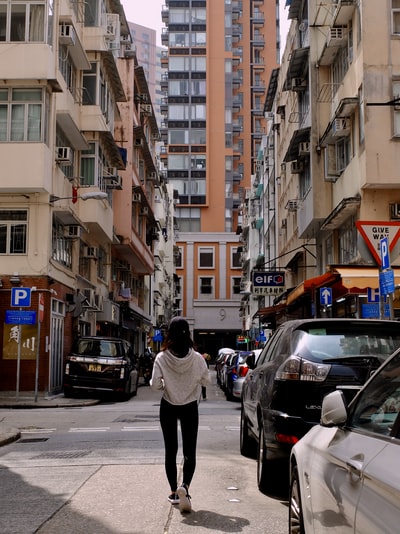 穿黑夹克的男子白天在街上行走